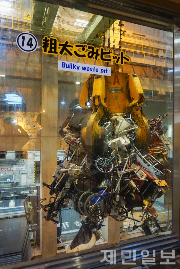 대형쓰레기를 집어든 크레인. 김은수 기자