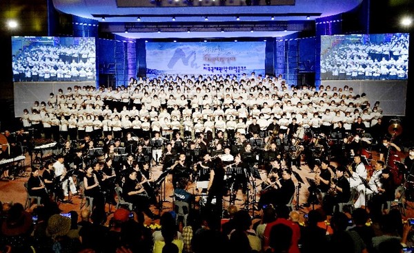 지난 8월 15일 탑동 해변공연장에서 열린 제27회 제주국제관악제 여름 시즌 경축음악회 모습