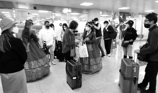 済州国際空港に降りた日本人観光客が済州道と済州観光公社関係者などから歓迎されている。