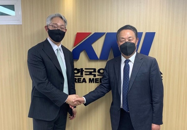 지난 4월 JDC는 KMI와 임대차 계약을 체결했다. 사진은 왼쪽부터 이상호 KMI 이사장, 양영철 JDC 이사장.