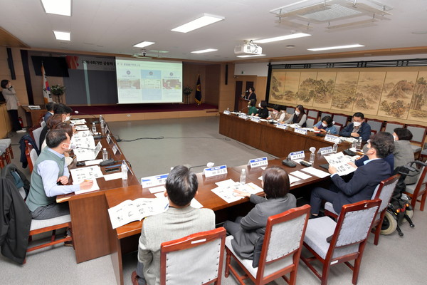 지역사회기반 공동체 돌봄체계 구축을 위한 워킹그룹은 지난달 8일 첫 회의를 열고 각 기관별 도내 돌봄 자원 현황을 공유했다. 내년부터는 본격적으로 시대변화·사회적 욕구에 대응한 정책방향을 모색하고 공동체 돌봄체계 모델을 도출해 나간다. 제주도의회 제공