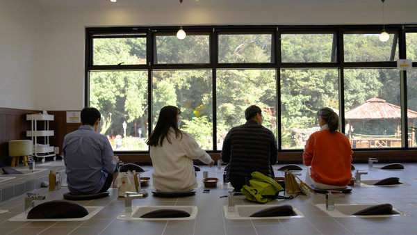 제주도와 제주관광공사의 2022 웰니스 언택트 여행 프로그램 '우리들의 웰니스' 환상숲 곶자왈 체험 모습.