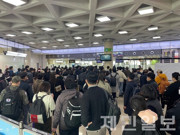 제주국제공항 이용객이 공항 수용력에 다다르면서 공항내 주차난과 긴줄 대기 등 이용객 불편도 초래하고 있어 이용시설 확장 등 중장기적 대책이 필요하다는 지적이다. 최근 제주공항에서 이용객들이 항공기 탑승을 위해 줄을 서 대기하고 있다. 신승은 기자