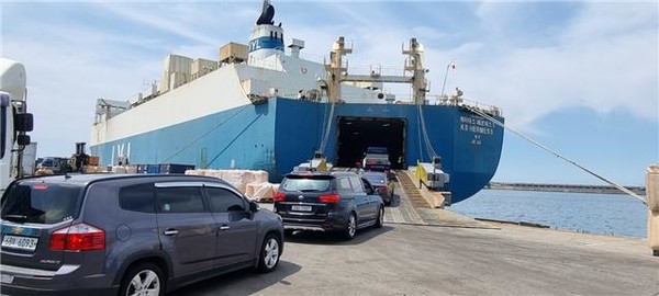 여객 차량 화물선 선적 모습.