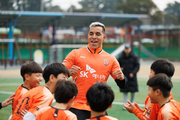 유리 조나탄이 최근 화북초등학교에서 입단식을 갖고, 축구부 학생들과 팀 훈련을 가졌다. 제주유나이티드 제공