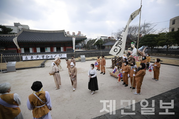 지난해 제주목관아에서 진행됐던 탐라국입춘굿 낭쉐몰이