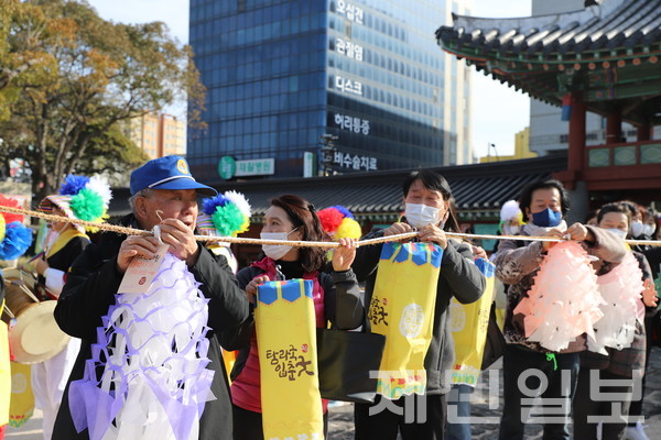 2일 '2023 탐라국입춘굿'이 개막한 가운데, 제주목 관아에서 도민 등이 참여한 가운데 입춘굿 춘등 달기가 진행됐다. 김은수 기자
