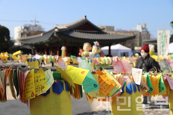시민들이 입춘굿을 관람하고 소망을 적어 춘등에 건 소원지들이 제주목관아를 가득 채웠다. 김은수 기자