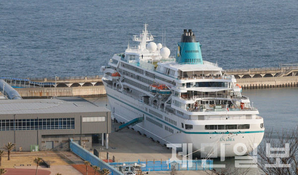 16일 오전 독일 국적 2만9000t급 '아마데아호'(Amadea)가 제주항 크루즈전용부두에 정박하는 등 2020년 이후 3년만에 크루즈선이 제주에 입항했다. 오는 19일 오전 서귀포시 강정 민군복합형관광미항에 11만5000t급 다이아몬드 프린세스호가 입항하는 것을 비롯해 올해 크루즈선 50척에 12만명이 제주를 방문할 것으로 전망된다. 김용현 기자