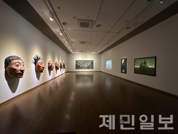 지난7일부터 오는 5월 21일까지 제주현대미술관에서 열고 있는 '기억의 파수' 전시장 전경
