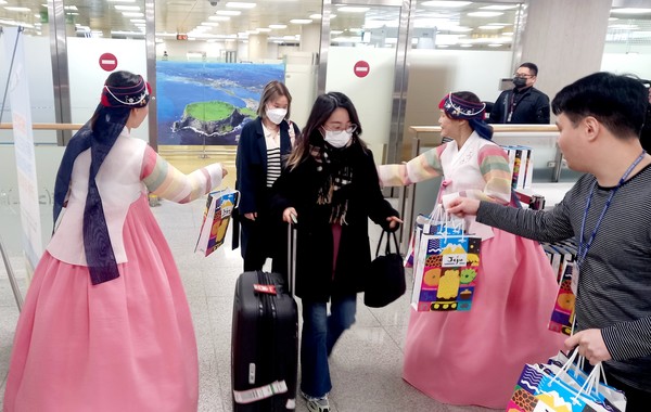 제주와 중국 상하이를 오가는 직항노선 운항이 3년만에 재개된 가운데 제주도와 제주관광공사 등이 26일 제주국제공항 국제선 입국장에서 제주-중국 상하이 직항노선 운항 재개에 따른 환영행사를 열고 중국인 관광객을 대상으로 환영 꽃다발과 기념품 등을 전달하고 있다.