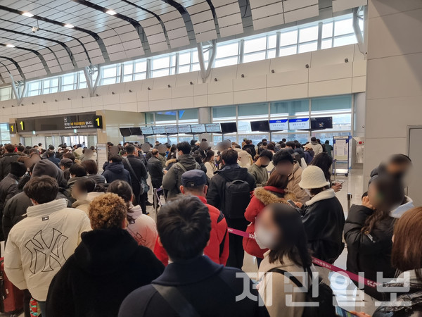 설 연휴 마지막 날인 24일 항공편이 전편 결항된 제주국제공항이 귀성객들로 인산인해를 이루고 있다. 김재연 기자