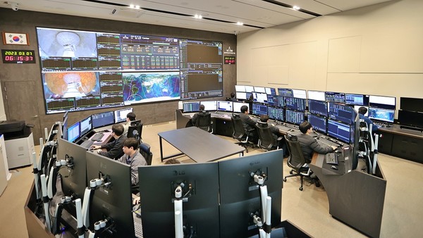 국가위성운영센터 위성관제실에서 연구원들이 관제 업무를 수행하고 있다. 한국항공우주연구원 제공