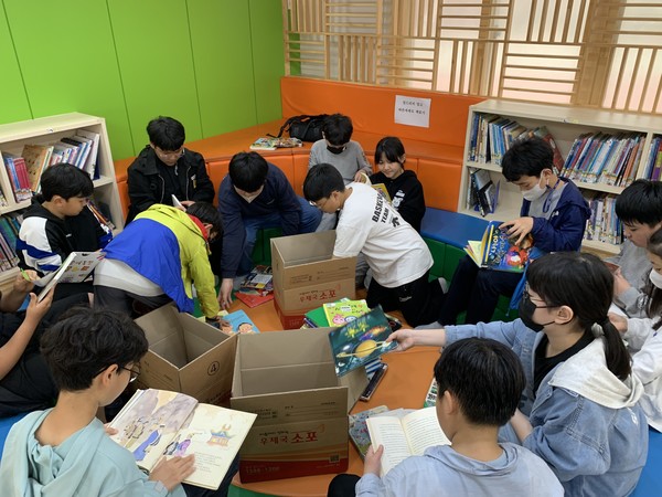 신광초등학교(교장 김순아)는 지난 19일 학교에서 '해외 한민족 어린이에게 책 보내기' 행사를 개최했다.