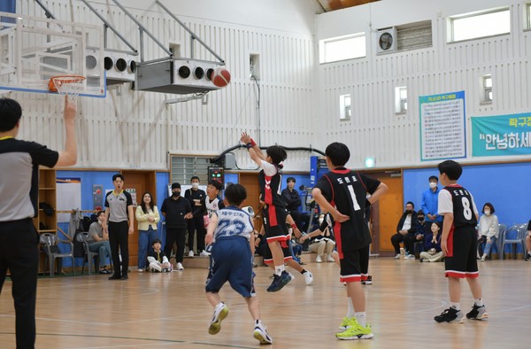 제57회 제주도민체육대회가 지난 21일부터 23일까지 3일간의 경기 일정을 모두 마무리하며 성황리에 종료됐다. 사진은 농구 종목 학생부 경기 모습.