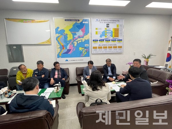 해양수산부는 25일 제주도어선주협의회 사무실에서 도내 근해연승 어업인을 대상으로 올해 제주지역 갈치 어종 TAC 설정에 관한 설명회를 진행했다.신승은 기자