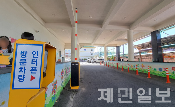 26일 수동식 차단기가 설치돼 긴급자동차 자동 진·출입 시스템이 아직 도입되지 않은 제주시내 한 초등학교. 김재연 기자
