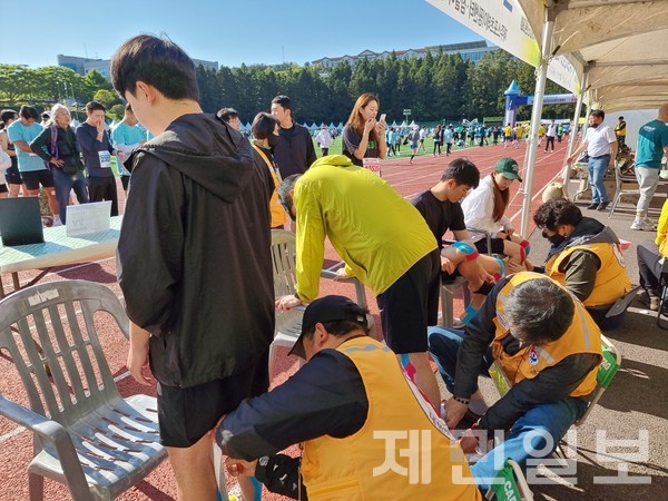 2023 평화의 섬 제주국제마라톤이 30일 개최된 가운데 대회 참가자들의 부상 예방을 위한 자원봉사자들의 재능기부와 숨은 노력이 빛을 발했다. 김재연 기자