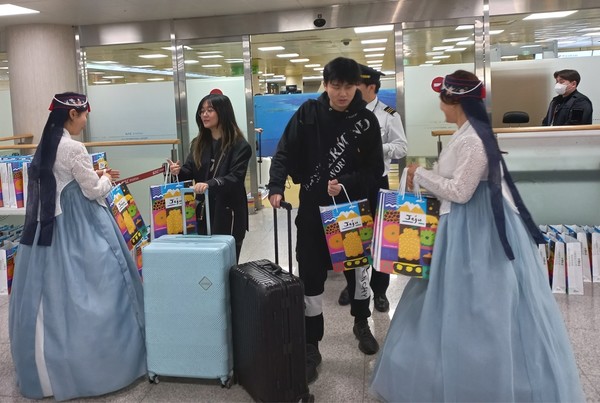 제주도와 제주관광공사, 대한항공 제주여객서비스지점은 1일 제주국제공항에서 중국인 입도객을 대상으로 제주-베이징 직항 복항 기념 환영행사를 진행했다.