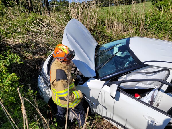 지난 1일 제주시 용강동 마방목지 인근에서 렌터카가 도랑으로 추락하는 사고가 발생했다. 제주도소방본부 제공.