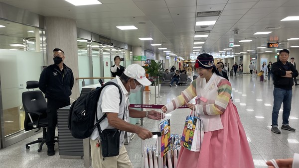 제주관광공사는 지난 12일 제주국제공항 국제선 도착 대합실에서 제주-오키나와 전세기를 통해 입도한 관광객을 대상으로 기념품 증정 등 환영행사를 진행했다.