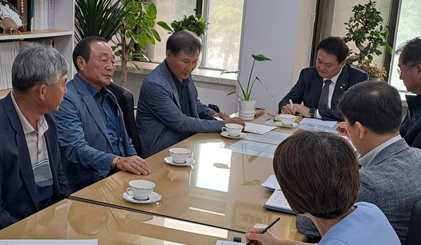 17일 제주도마늘생산자협의회가 제주도청에서 김희현 정무부지사와 간담회를 갖고 있다.