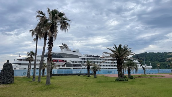 29일 제주항에 입항한 르 솔레알호.