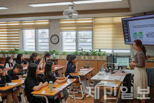 제민일보사와 제주도가 공동주최한 '2023 찾아가는 청소년 칭찬아카데미'가 지난 14일 남광초등학교에서 5~6학년으로 구성한 기자 동아리 학생들을 대상으로 열렸다. 김은수 기자