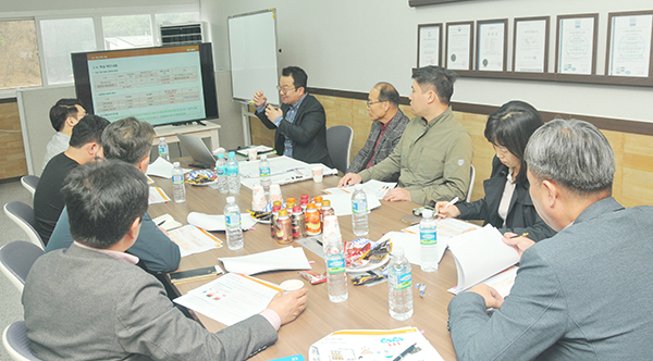 제주특별자치도와 고태민·양용만 도의원은 올해 4월 경기도 파주시에 위치한 에이치디에너지 양돈분뇨 고형연료 생산시설 현장을 확인하고, 제주지역에 도입 가능성 등에 대해 기술연구자들과 논의했다. 김용현 기자