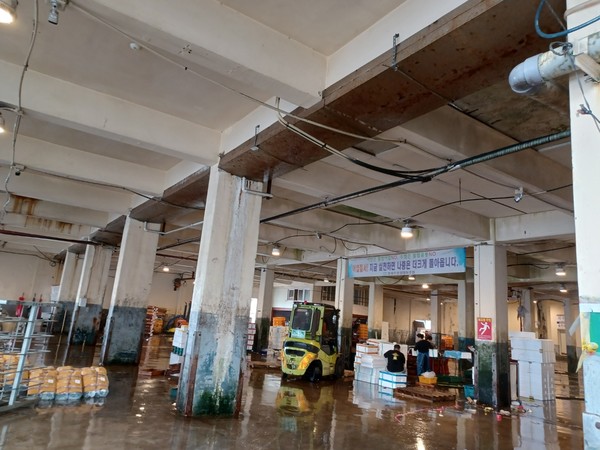 1972년 건립된 한림수협 제1위판장 1층 모습. 기둥과 보 균열 등으로 철판을 덧대는 등 노후화가 심각하다. 김봉철 기자