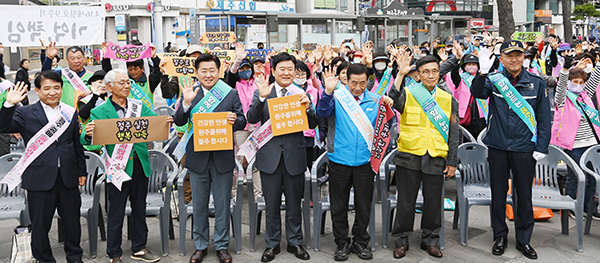 제특별자치도와 행정시, 경찰, 안전기관들은 지난 4월 안전주간을 맞아 동문시장 및 광장 일대 등에서 선진음주문화 정책 캠페인을 전개했다. 김용현 기자