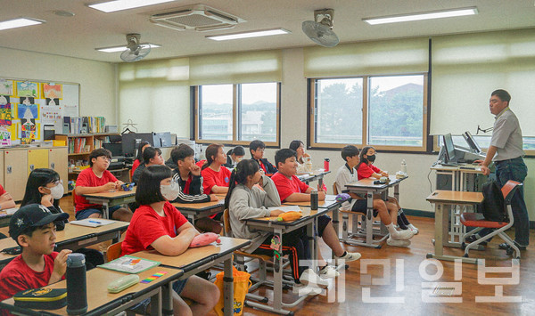 제민일보사와 제주도가 공동주최한 '2023 찾아가는 청소년 칭찬아카데미'가 지난달 26일 제주교대부설초에서 열렸다. 김은수 기자