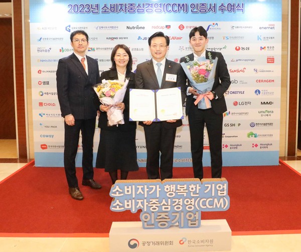 김이배 제주항공 대표이사(사진 오른쪽에서 2번째)가 지난 8일 서울 롯데호텔월드에서 열린 2023년 하반기 소비자중심경영 인증 수여식에 참석해 임직원들과 수상 기념사진을 촬영하고 있다.