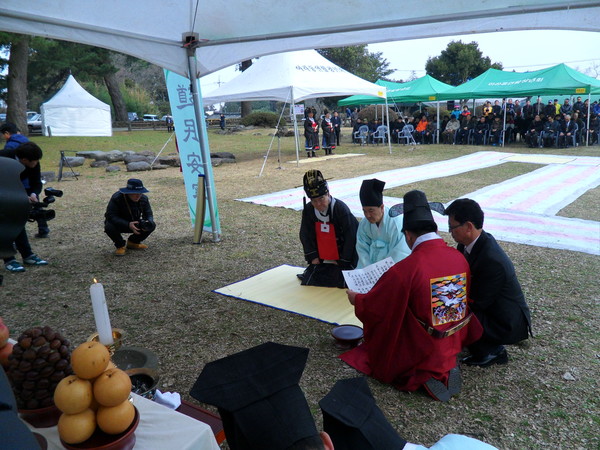 2014년 우근민 당시 도지사가 초헌관을 맡아 한라산신제를 봉행하고 있다. 자료사진