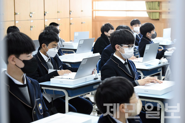지난 3월 제주중학교 1학년 학생들이 도교육청에서 제공한 드림 노트북을 받아 사용해보고 있다.