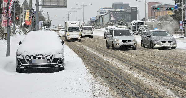 21일에 이어 22일에도 제주 주요 도로에 빙판을 이루면서 도민들이 출근길에 큰 불편을 겪었다. 김용현 기자