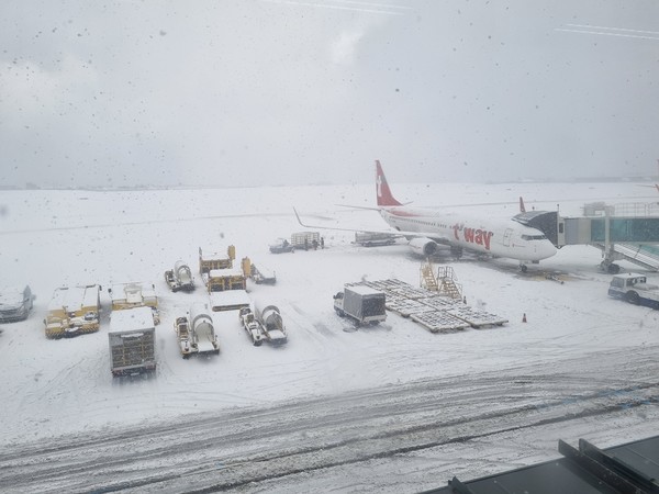 제주공항 활주로가 라인이 보이지 않을 정도로 눈이 쌓여 있다. 김용현 기자