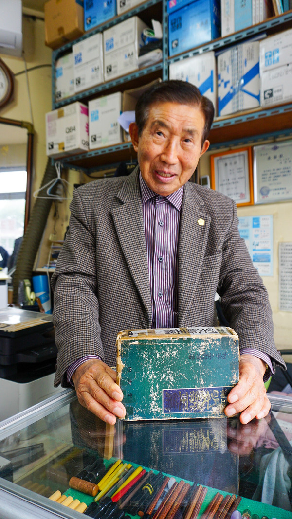 18일 만난 김홍래씨가 1970년대 구매한 백과사전을 꺼내보였다. 학교를 다니지 못했던 당시 사전은 그에게 '교과서'였다. 김은수 기자