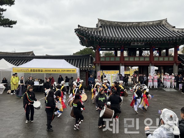 2일 관덕정 광장에서 대정고을(읍오리개) 풍물패 등이 참여해 갑진년 탐라입춘굿의 시작을 알리고 있다. 전예린 기자