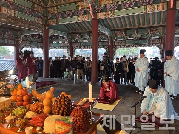 오영훈 제주도지사가 사리살성에 참여하고 있다. 전예린 기자