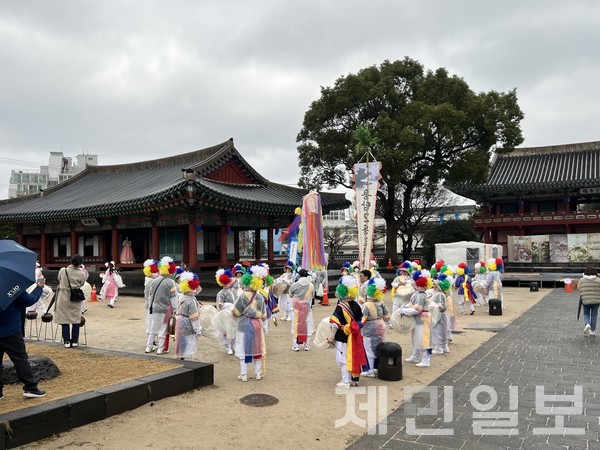 23곳의 제주시민족보존회가 참여해 새봄맞이 마을거리굿을 선보이고 있다. 전예린 기자