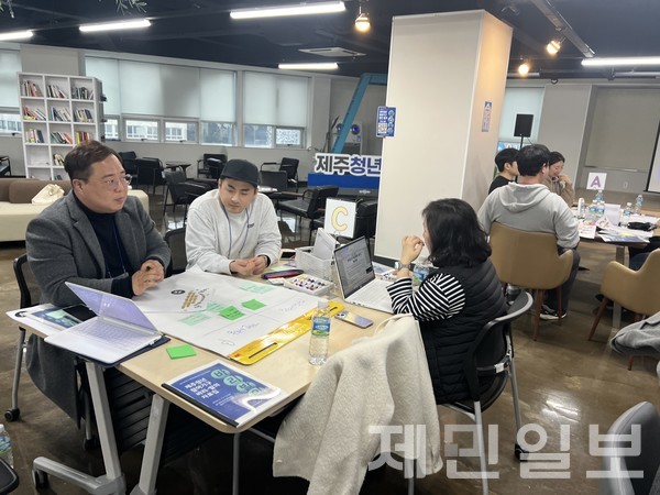 '제안 정책에 대한 참여기구의 모니터링 필요할까? 행정의 역량과 편의에 맡겨야 할까'를 주제로 참여자들이 토론을 이어가고 있다. 전예린 기자