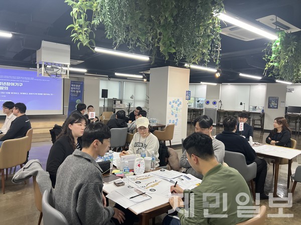 3일 제주청년센터에 모인 제7기 제주청년원탁회의 소속 위원 및 도내 청년 30여명은 각자의 주제로 의견을 나누고 있다. 전예린 기자