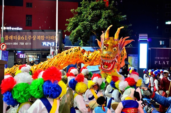 지난해 탐라문화제에서 참여팀들이 용 모형을 이용한 퍼레이드를 선보이고 있다. 