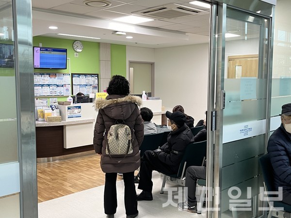 6일 오전 제주대학교병원에서 환자들이 외래 진료를 기다리고 있다. 고기욱 기자