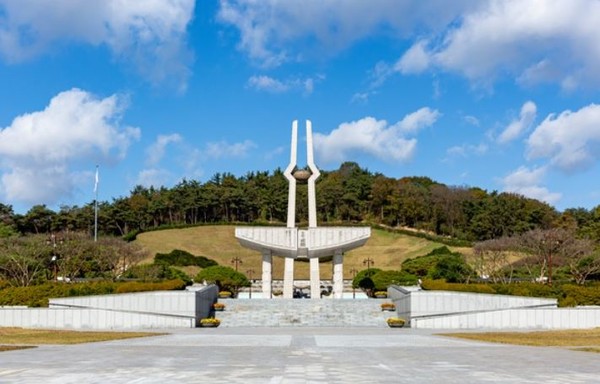 광주광역시 518민주묘지 기념탑.