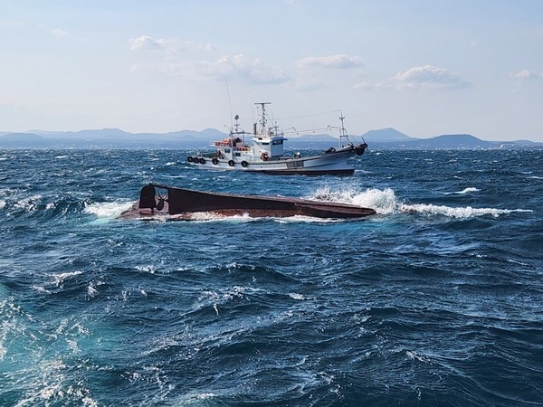 지난 8일 서귀포 성산읍 온평포구 동쪽 해상에서 옥돔잡이 어선이 전복되는 사고가 발생했다. 