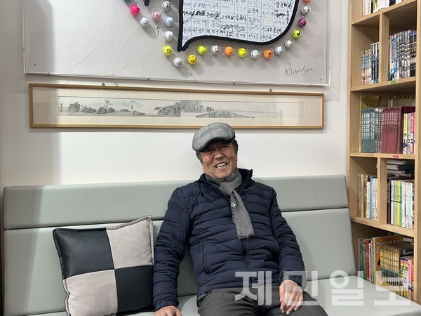 지난 8일 김창우 씨가 저지문화예술인마을 내 위치한  '월림공간 올드보이' 공간을 소개하고 있다. 전예린 기자