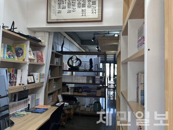 국내 대표 만화가들의 원화작품을 비롯해 역사와 문화, 철학, 예술을 모두 아우리고 있는 만화들이 소장된 테마공간  '월림공간 올드보이'의 내부 모습. 전예린 기자