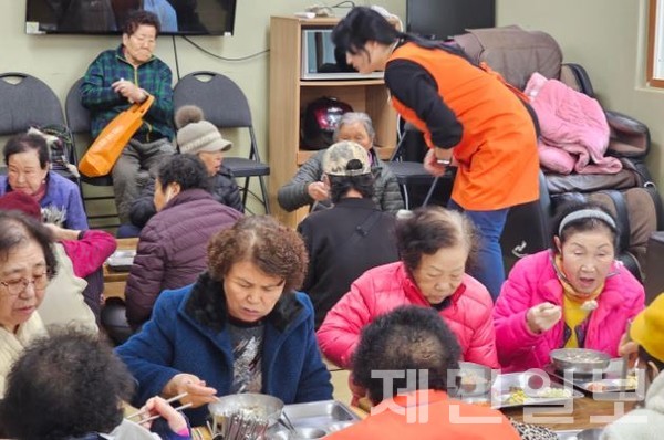 사단법인 붇다클럽은 최근  아라복지회관에서 무료급식 봉사 활동에 참여해 지역사회에 훈훈함을 전했다.